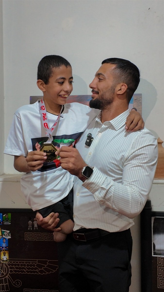 حرکت پهلوانانه قهرمان المپیک توکیو؛ محمدرضا گرایی مدال خود را به کودک معلول اهدا کرد