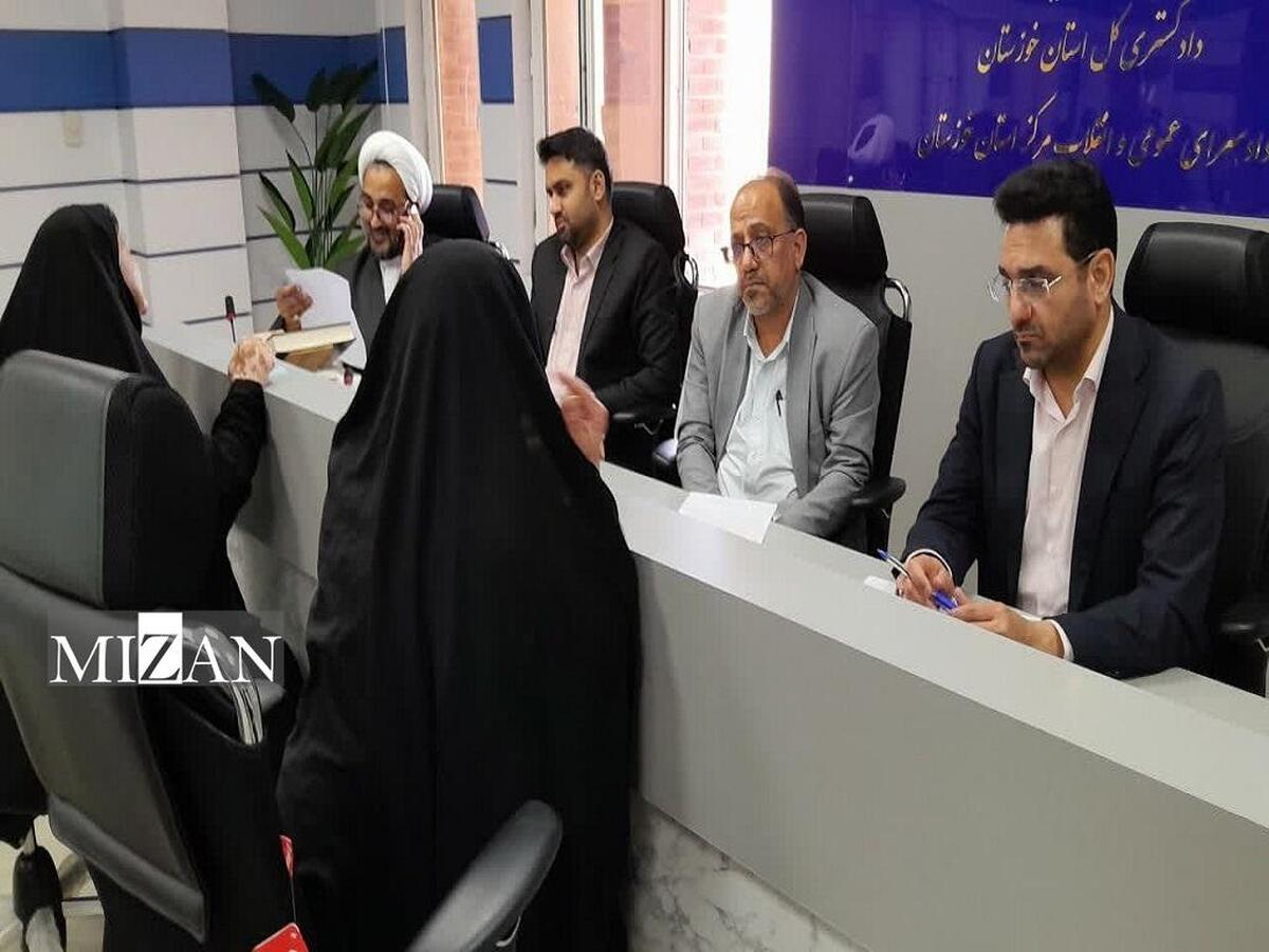 دادستان مرکز خوزستان با همراهی معاونین در دیدار مردمی به مشکلات قضایی ۵۰ شهروند رسیدگی کرد