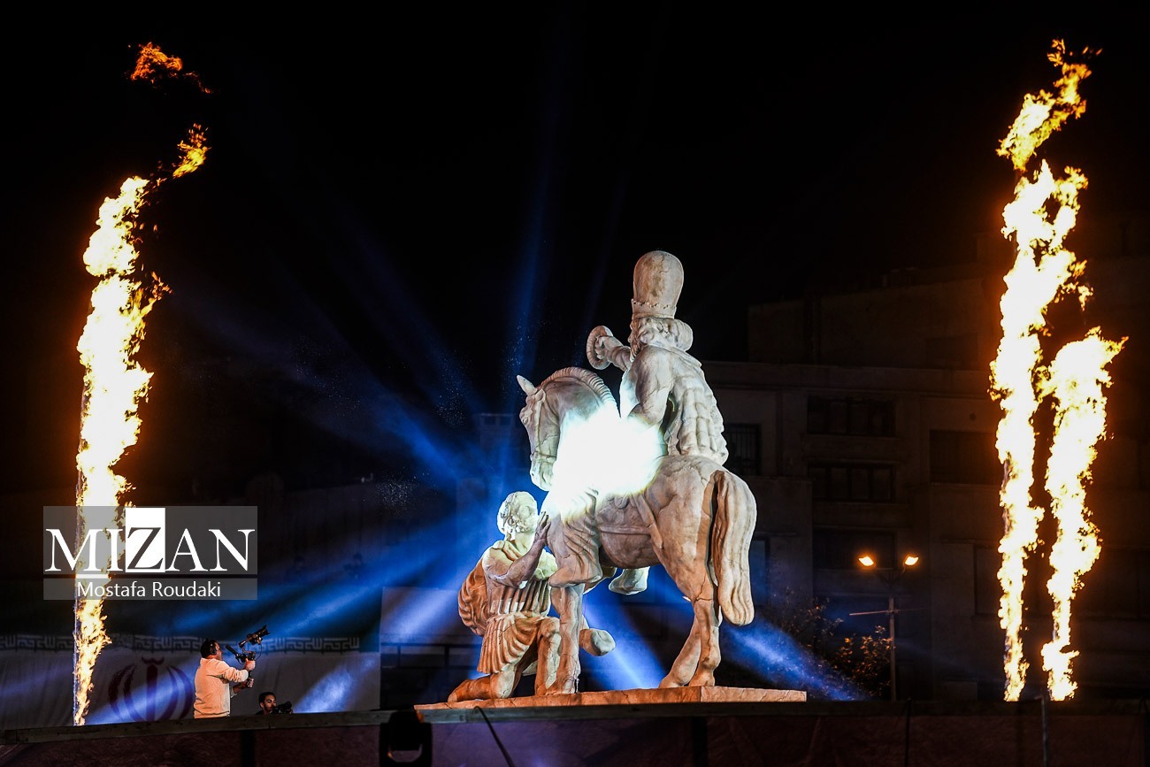 میدان انقلاب اسلامی غرق در شکوه تاریخ/ مجسمه «زانو زنندگان برابر ایران» در میدان انقلاب رونمایی شد میدان انقلاب اسلامی غرق در شکوه تاریخ/ مجسمه «زانو زنندگان برابر ایران» در میدان انقلاب رونمایی شد