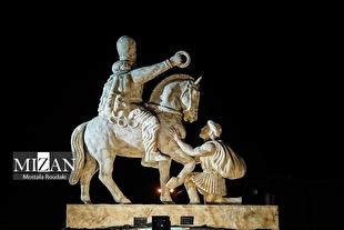 میدان انقلاب اسلامی غرق در شکوه تاریخ/ مجسمه «زانو زنندگان برابر ایران» رونمایی شد