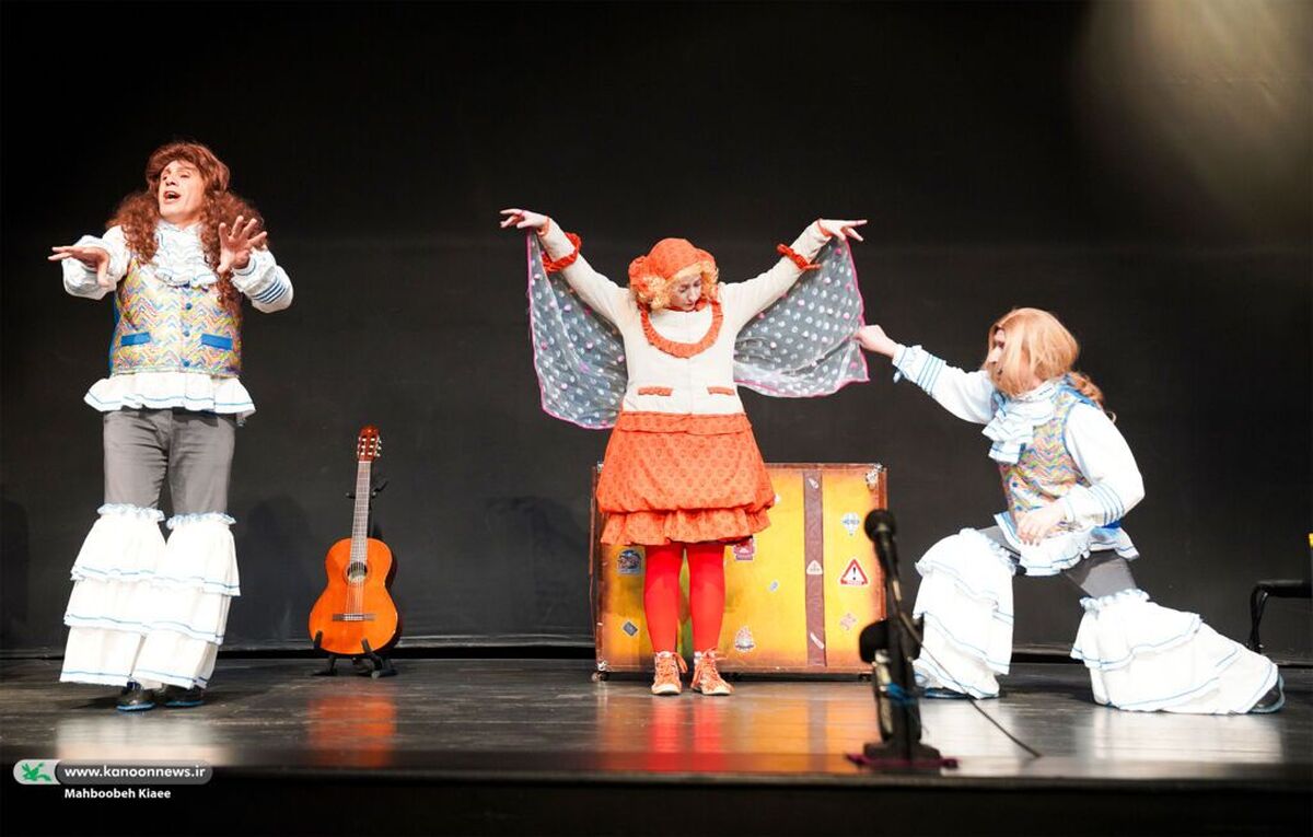 گشت‌وگذار نمایشی دوره‌گرد‌ها در کوچه‌های پاییز