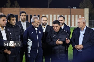 پزشکیان همراه با ملی‌پوشان فوتبال کشورمان پا به توپ شد