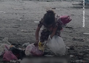 دردناک از غزه؛ کودک عروسک به دست در جست‌وجوی نان در میان زباله‌ها