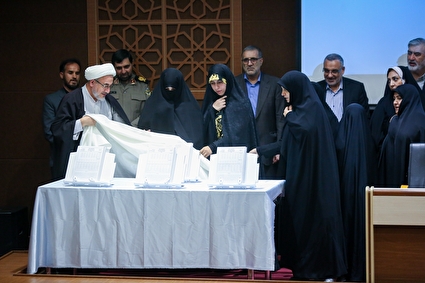 آیین رونمایی از دادنامه خانواده‌های شهدای امنیت علیه دولت تروریستی آمریکا