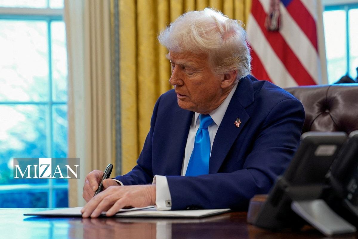 ترامپ در حال امضای فرمان اجرایی آمریکا؛ کشوری گریزان از منشور ملل متحد، حقوق بینالملل و قوانین جهانی