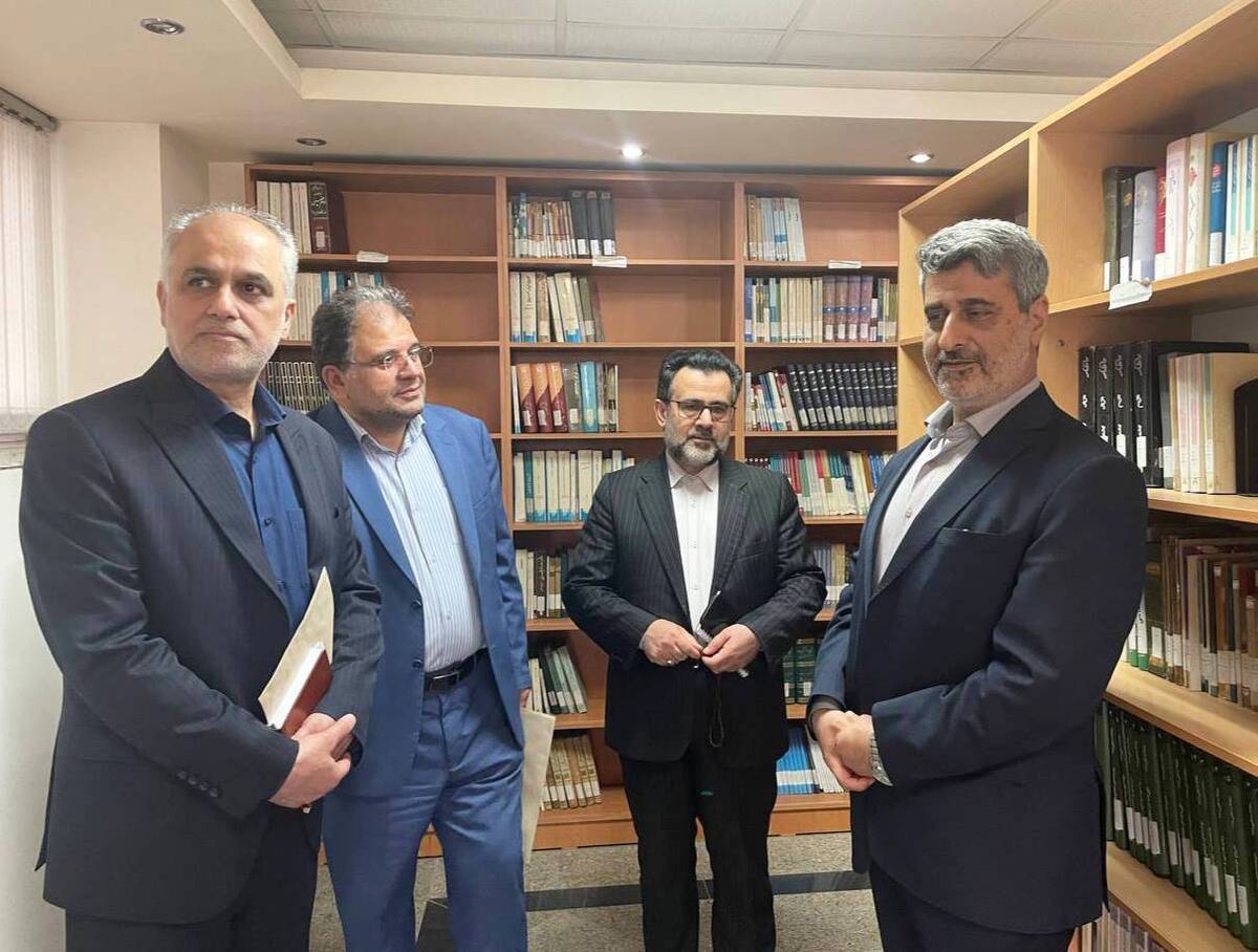 رئیس کل دادگستری استان به مناسبت روز کتاب و کتاب خوانی از کتابخانه تخصصی دادگستری کل استان بازدید کرد