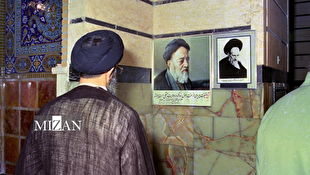 تصویری از حضور رهبر انقلاب بر مزار علامه سیدمحمدحسین طباطبائی در دهه ۶۰