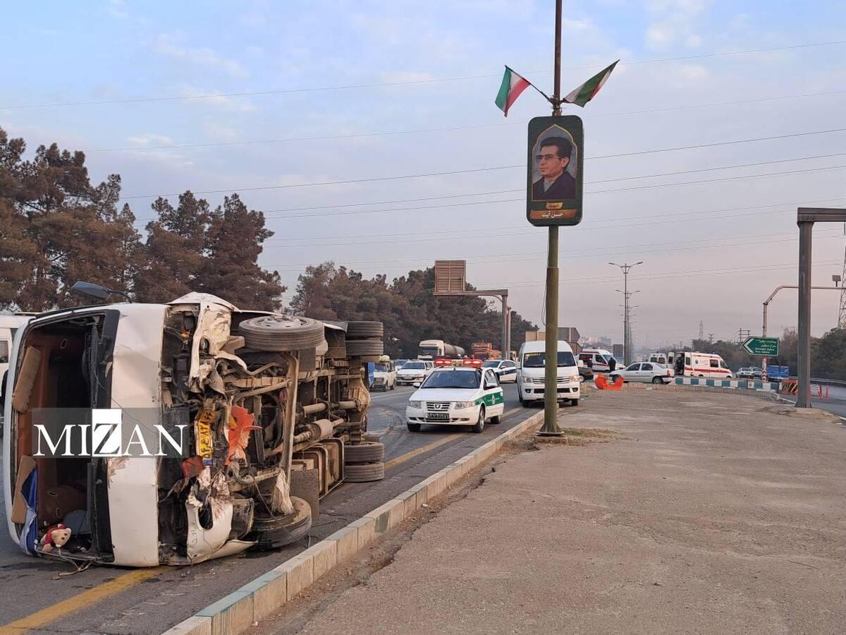 ۶ مصدوم در واژگونی مینی‌بوس در اتوبان هاشمی تهران