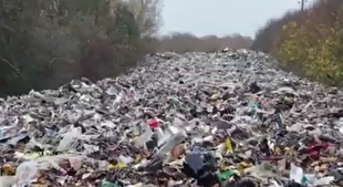 کوه زباله در امتداد بزرگراه منتهی به لندن