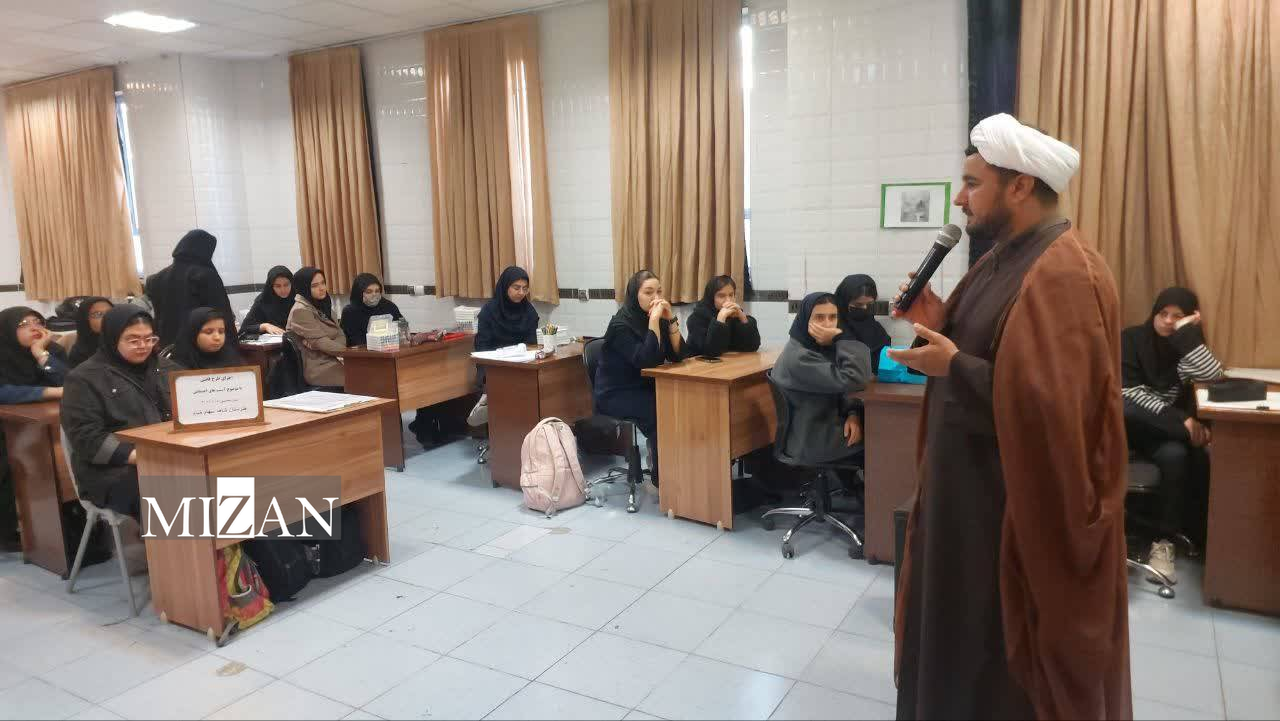 اجرای طرح قاضی مدرسه در هنرستان دخترانه شاهد سهام خیام بیرجند؛ آموزش پیشگیری از جرم به ۷۰ دانش‌آموز 