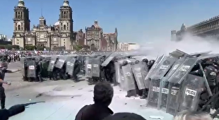 درگیری‌ بین پلیس ضد شورش و معترضان در مقابل کاخ ریاست جمهوری مکزیک