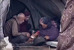 غرق شدن چادرهای آوارگان غزه در اثر بارندگی شدید