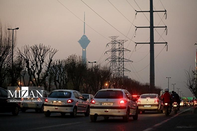 یک استاد دانشگاه: تا زمانی که بنزین ارزان است مردم به سراغ حمل‌ونقل عمومی نخواهند رفت