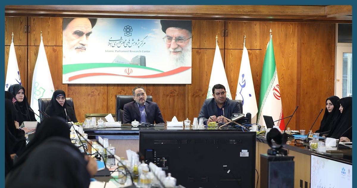 یکی از محور‌های تحول در گام دوم انقلاب، مدیریت زنانه است