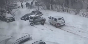 سرخوردن و تصادف زنجیره‌ای خودرو‌ها در خیابان یخ‌زده روسیه