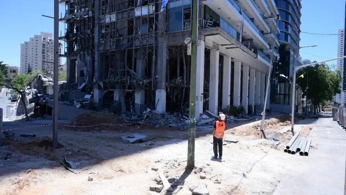 معاریو: آثار تخریب ناشی از موشک‌های ایران در مرکز اسرائیل همچنان قابل مشاهده است