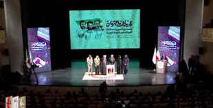 اهدای قاب عکس منتشرنشده از دیدار سپهبد رشید با رهبر انقلاب به همسر سپهبد