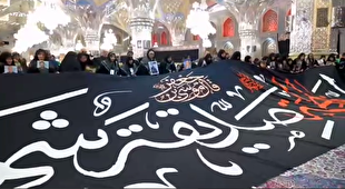 سیاه پوشی رواق‌های حرم رضوی با دستان خانواده شهدا