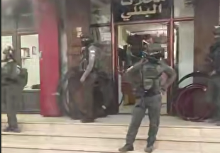 یورش نیروهای رژیم صهیونیستی به بلده الرام شمال قدس؛ بازداشت یک فلسطینی و مصادره کالا از فروشگاه‌ها