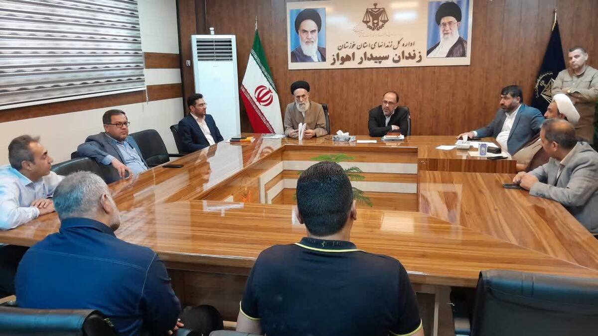 تعیین تکلیف پرونده ۱۴ محکوم زندانی طولانی مدت در دیدار با دادستان مرکز استان خوزستان