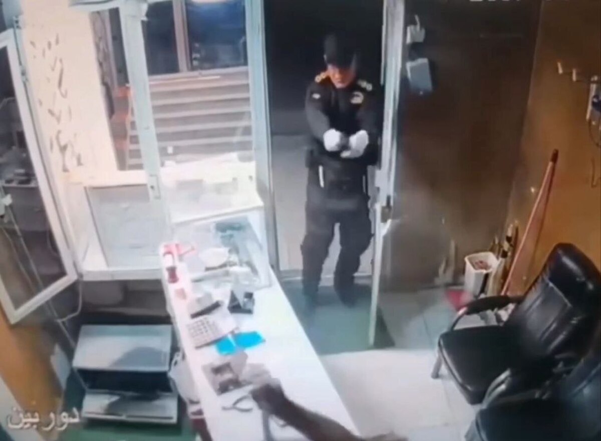 جزئیات فیلم منتشر شده در فضای مجازی در رابطه با سرقت مسلحانه از طلافروشی با لباس پلیس/ فیلم قدیمی و سارق دستگیر شده است