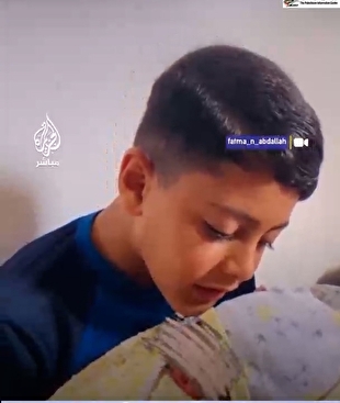لحظه زیبای اذان گفتن برادر کوچک در گوش نوزاد پس از شهید شدن پدرشان در غزه