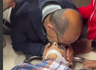 لحظه‌ای تلخ وداع پدر با پسرش در شمال‌شرق رام‌الله