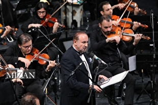 عبدالحسین مختاباد با ارکستر موسیقی ملی ایران خواند