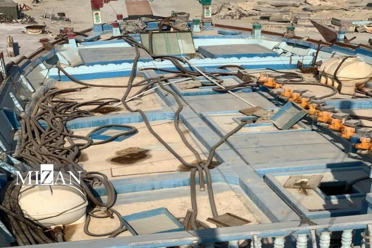 توقیف شناور حامل ۲۴۰ هزار لیتر سوخت قاچاق در آب‌های خلیج فارس/ ۱۱ نفر از قاچاقچیان دستگیر شدند 