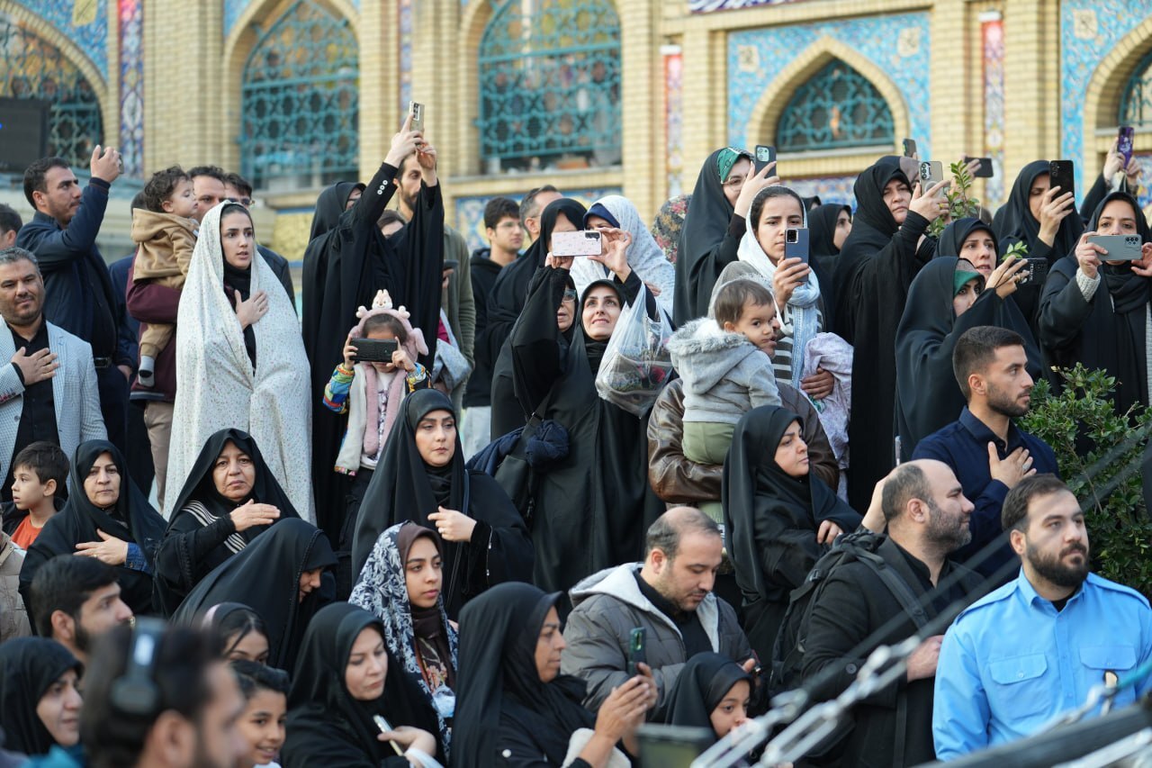 همخوانی سرود «خورشید نمی‌سوزد» با حضور پویانفر و ۲ هزار نوجوان