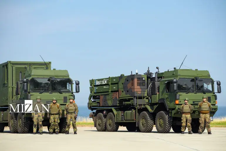 سربازان در مقابل سامانه دفاع هوایی IRIS-T SLM پیش از ورود اولاف شولتز، صدراعظم سابق آلمان و فرماندهان ارشد نظامی، در پایگاه نظامی تودندورف، در ۴ سپتامبر ۲۰۲۴ در پانکر، آلمان سودآوری شرکتهای تسلیحاتی از جنگ و کشتار در ۲۰۲۴