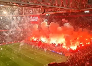 آتش‌بازی هواداران آژاکس، بازی این تیم را تعطیل کرد