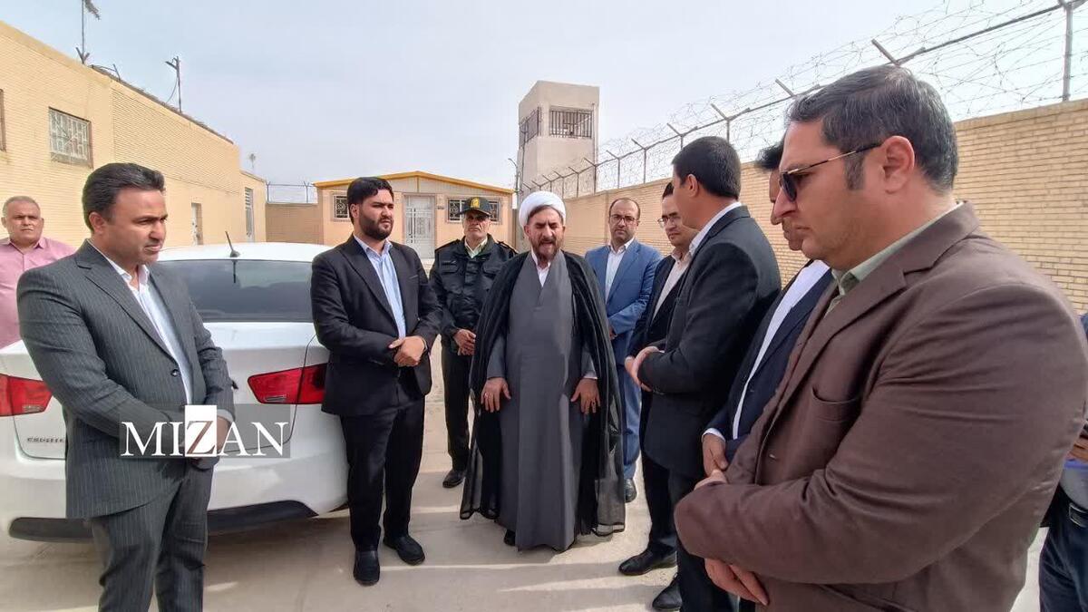 معاون قضایی قوه قضاییه از بازداشتگاه و اداره ثبت شهرستان خاتم بازدید کرد