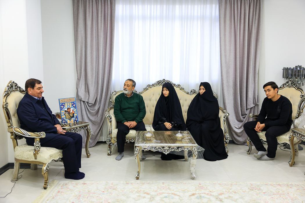 مخبر: مادران و همسران شهدا رنج خود را با رفتاری مسئولانه به ایستادگی تبدیل کردند/ خانواده‌های شهدا سرمایه‌های اجتماعی نظام هستند