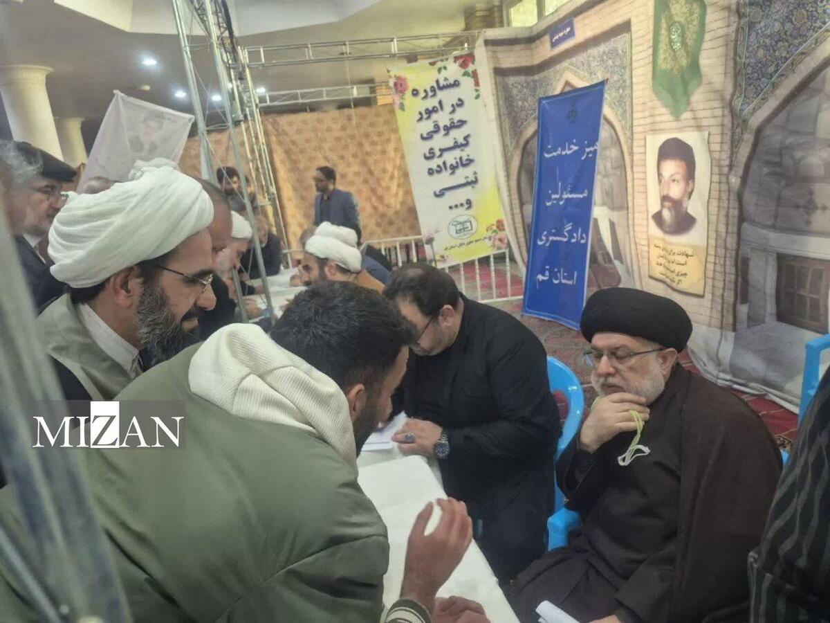 ارائه خدمات قضایی به ۳۵ مراجعه‌کننده در میز خدمت مسئولین عدلیه در نماز جمعه قم