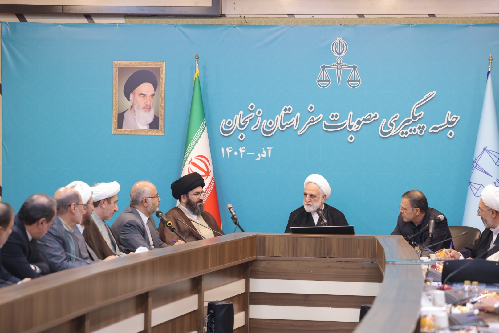 حضور رئیس قوه قضاییه در جمع دانشجویان دانشگاه زنجان/ جواب‌های رئیس عدلیه به سؤالات پرتعداد و متنوع دانشجویان مطالبه‌گر/ حجت‌الاسلام والمسلمین محسنی اژه‌ای: مبارزه با فساد نه‌تنها کم نشده، افزایش هم یافته است