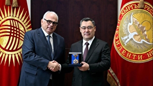 نشان دوستی قرقیزستان بر سینه لالوویج؛ تقدیر ویژه از رئیس اتحادیه جهانی کشتی