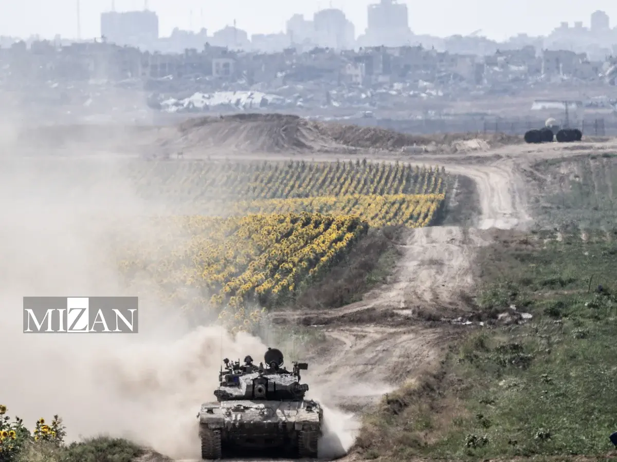 تانک رژیم صهیونیستی در حال تردد در غزه پسماندهای خطرناک در غزه؛ تهدیدی جدی برای سلامت فلسطینیان