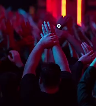 اجرای حرکت نمادین غدیر در هیئت حاج محمود کریمی