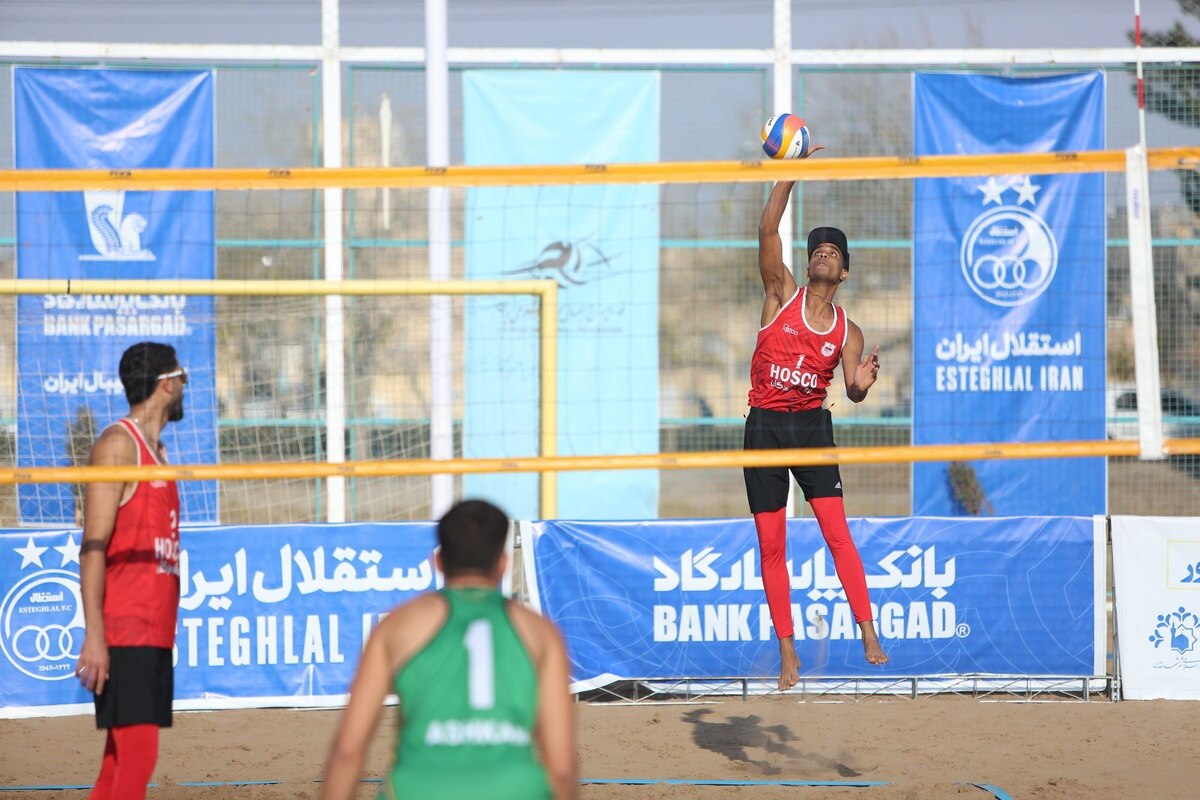 صعود ۴ تیم به مرحله نیمه‌نهایی لیگ برتر والیبال ساحلی/ استقلال به مرحله بعد راه یافت