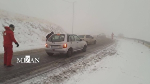 هشدار پلیس راه نسبت به لغزندگی جاده‌های کشور و کاهش دید افقی/ خودداری از سفر‌های غیرضروری