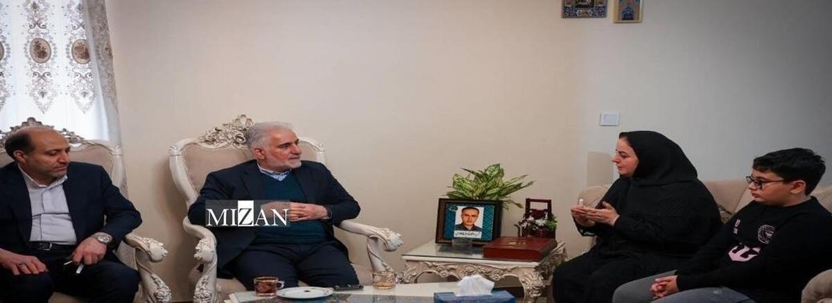 دیدار رئیس سازمان زندان‌ها با خانواده شهید فرهاد فلاحی از شهدای اوین