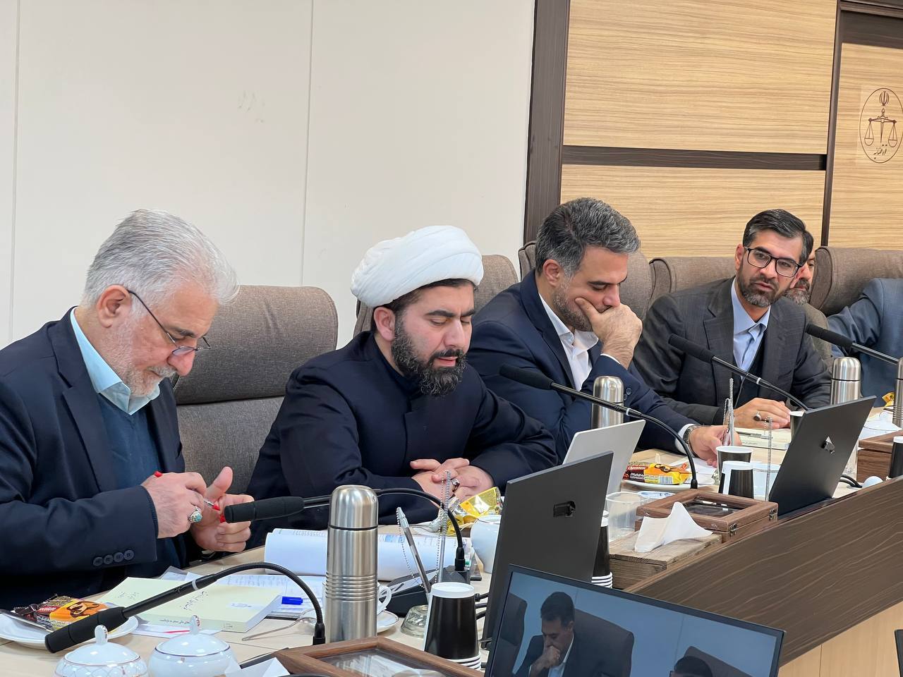 جلسه ارائه طرحهای پژوهشی داده محور با موضوع چگونگی کاهش جمعیت کیفری زندانها و محکومیتهای مالی منجر به بازداشت معاون اول قوه قضاییه: کاهش جمعیت کیفری زندانها با همکاری قوای سه گانه محقق میشود/ ضرورت توجه به راهکارهای عملی برای کاهش جمعیت زندان در مراحل مختلف دادرسی