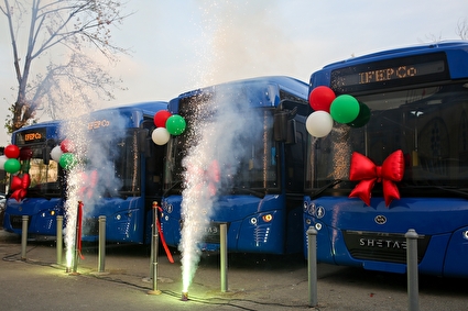 تحویل پنج دستگاه اتوبوس برقی داخلی به شرکت واحد اتوبوسرانی تهران