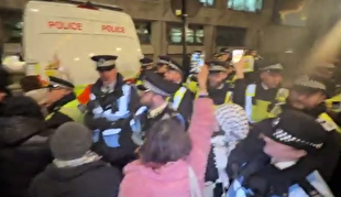 بازداشت ۱۱ نفر از حامیان فلسطین در انگلیس به جرم به کار بردن کلمه «انتفاضه»