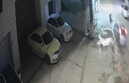 لحظه زیرگیری یک جوان فلسطینی توسط شهرک نشینان صهیونیست  در شرق نابلس در کرانه باختری