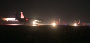 ارتش آمریکا ویدیوی از پرواز جنگنده‌ها و بالگردها برای حمله به مواضع داعش در سوریه را منتشر کرد