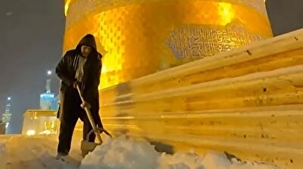 برف‌روبی پشت‌بام حرم امام رئوف، امام رضا (ع)