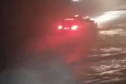 فقط یک متر با مرگ فاصله دارند! تصاویری نفس‌گیر از نجات سرنشینان یک خودرو در سیل طبس