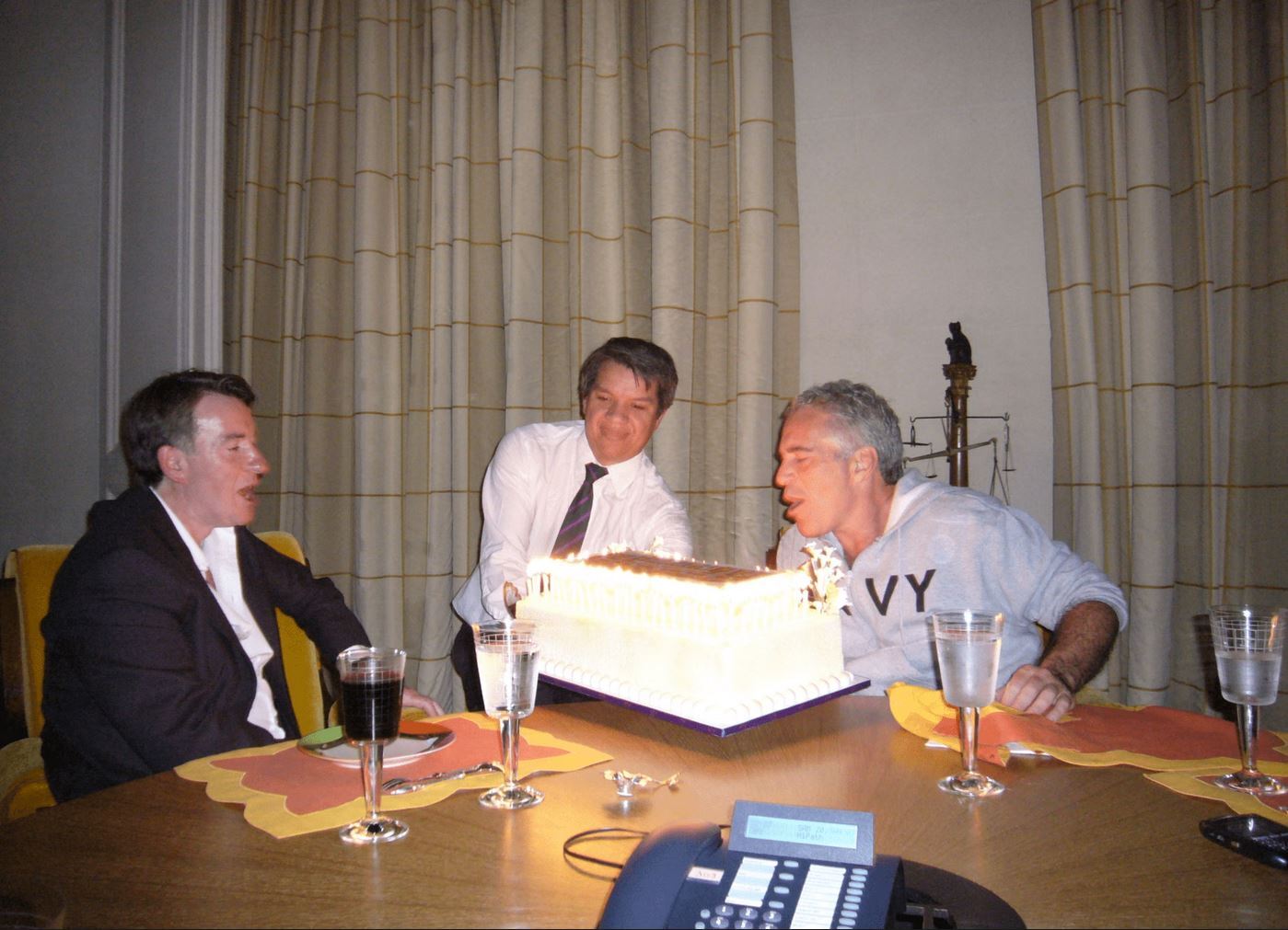 وزارت دادگستری آمریکا صدها هزار سند جدید از جفری اپسین منتشر کرد